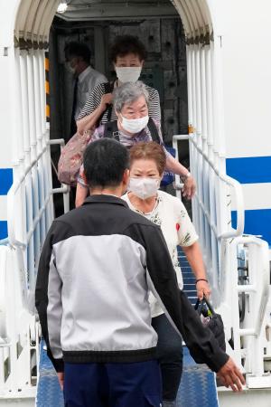震度6弱の地震があった鹿児島・悪石島からフェリーで鹿児島市の港に到着した住民ら=4日午後5時58分