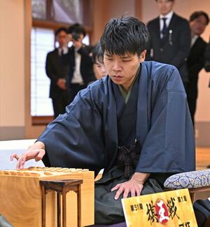第５１期棋王戦コナミグループ杯５番勝負第１局で、藤井聡太棋王と対局する増田康宏八段＝８日午前、松山市