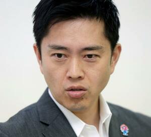 インタビューに答える日本維新の会の吉村代表