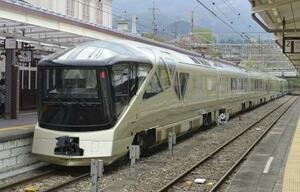 JR東日本の豪華寝台列車「トランスイート四季島」=2017年5月