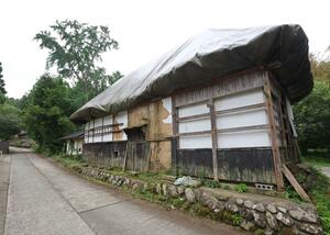 工事が続く金子勘三郎家住宅=7月28日、佐渡市西三川