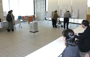 佐渡市議選の期日前投票をする市民=4月11日、市役所