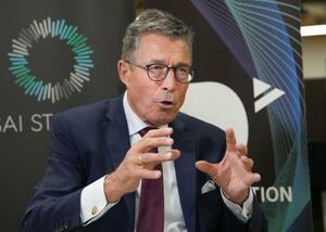 　インタビューに答えるラスムセン元ＮＡＴＯ事務総長