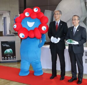 「ミャクミャク」（左）と、大阪・関西万博での県の出展内容を発表した花角英世知事（右）＝２０２４年１１月