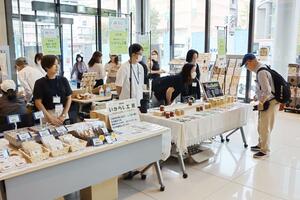 就労支援事業所などが食品や雑貨を販売するマルシェ=4日、新潟市中央区万代3