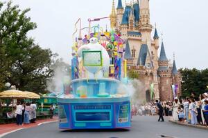 報道陣に公開された、東京ディズニーランドで始まる夏のイベントのパレード=1日午後、千葉県浦安市