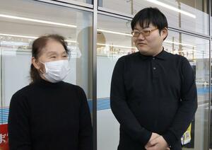 詐欺被害を未然に防いだ従業員の倉島多美代さん(左)と親松亮太さん=新発田市舟入町1