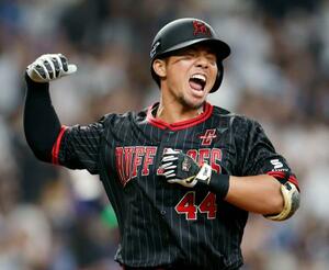 9回、サヨナラ3ランを放ち喜ぶオリックス・頓宮=京セラドーム