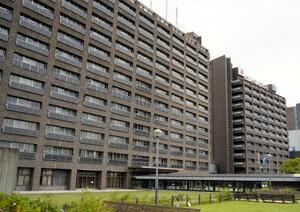 兵庫県庁舎の本庁舎1号館(手前)と2号館