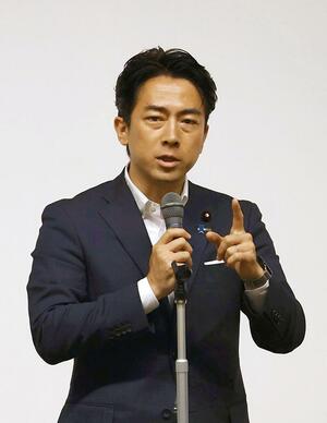 参院選の応援で演説する小泉進次郎農相。「生産者のことを考えないわけがない」とコメ政策について強調した=7月11日、小千谷市