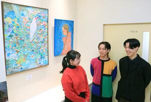 福祉施設に作品を展示する事業を展開する小玉健心さん(中央)、佐川和暉さん(右)と、絵を描いた長岡造形大生=長岡市表町2のナーシングホームメッツ大手