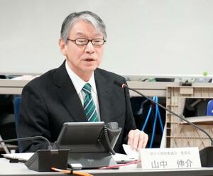 　意見交換会で発言する原子力規制委員会の山中伸介委員長＝１４日午後、鹿児島県薩摩川内市
