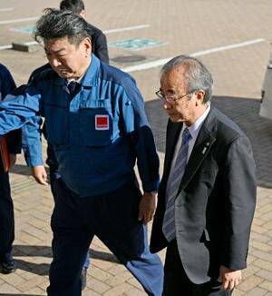 東京電力廃炉資料館に到着し、小早川智明社長(左)の出迎えを受ける新潟県の花角英世知事=18日午前、福島県富岡町