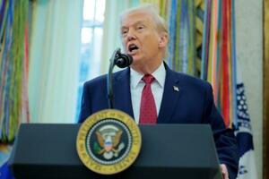 米ホワイトハウスで記者団に話すトランプ大統領=15日(ゲッティ=共同)