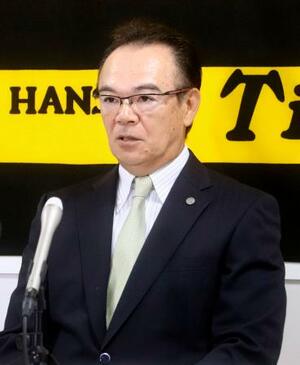 阪神のヘッドコーチ就任が決まり、記者会見する和田豊氏=6日、兵庫県西宮市の球団事務所