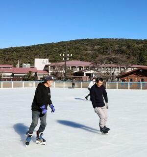 屋外スケート場としては国内最南端の「えびの高原アイススケート場」で今季初滑りを楽しむスケーター=29日午前、宮崎県えびの市