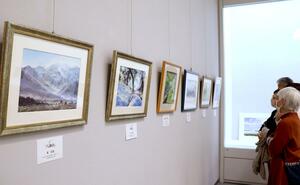 新潟の風景など多彩な作品が並ぶ国際水彩画交流展＝２４日、新潟市中央区の県民会館