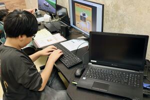 「地球の子供食堂と宿題Cafeひがしく店」に寄付されたパソコンでタイピングを練習する児童=新潟市東区下木戸1
