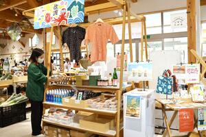 道の駅たがみで開催中の「おかえり佐渡フェア!」=田上町原ケ崎新田