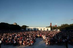 　２４日、建国２５０年を祝う行事の開幕式が開かれる会場に集まった人たち＝ワシントンのナショナルモール（ロイター＝共同）
