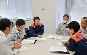 消防職員が虐待の早期発見と対応について学ぶ研修=長岡市千歳1