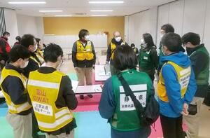 　能登半島地震に応援を派遣した静岡、富山、京都、岡山４府県の災害派遣福祉チームによる打ち合わせ＝２０２４年１月、石川県七尾市役所（静岡ＤＷＡＴ提供）