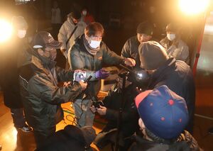 冬季の停電を想定して行われた柏崎市と地域住民による訓練=柏崎市大広田