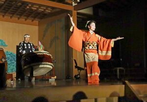 あでやかな踊りや、太鼓や唄との共演が観客を魅了した公演「〜春の佐渡でおどる〜」=佐渡市中興