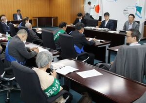 環境省の前田光哉審議官(奥中央)に新潟水俣病の被害を訴える阿賀野患者会の被害者女性=6月6日、環境省