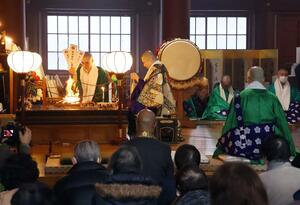 厳かな雰囲気で営まれた「おまんだらまつり」の法要＝胎内市乙