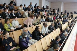 県議会臨時会で、県民投票条例案に関する議論を食い入るように見つめる傍聴者ら=18日、県議会