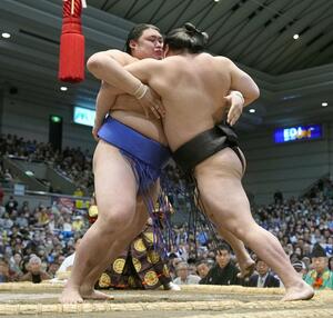 若元春(右)を攻める大の里。寄り切りで破る=エディオンアリーナ大阪