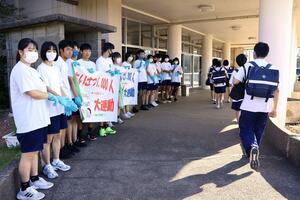 登校する生徒を「おはようございます」と元気に迎えた「あいさつ大運動」=9月10日、上越市柿崎区の柿崎中