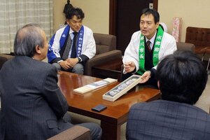 法被姿で観光をＰＲする柳川市の松永久市長（右奥）＝１５日、県庁