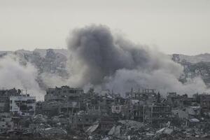 5月16日、パレスチナ自治区ガザ北部で、イスラエル軍の攻撃後に上がる煙(AP=共同)