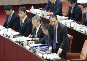 今年3月に県議会に参考人として招致された経済産業省資源エネルギー庁の村瀬佳史長官=3月、県議会