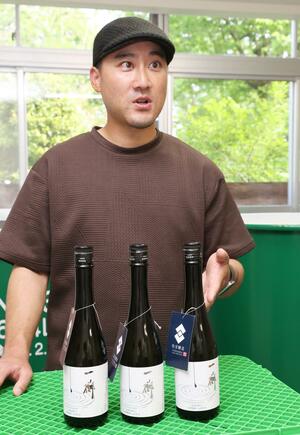 米こうじだけで造った酒「ITTEKI」を紹介する坂本一浩さん=柏崎市石曽根
