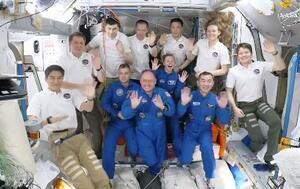 国際宇宙ステーションに到着し、歓迎セレモニーで手を振る油井亀美也飛行士(前列右端)。同左端は船長の大西卓哉飛行士=2日(NASA提供)