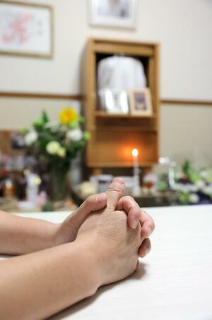 取材に答える男子生徒の母親。「まだそばにいてほしい」と納骨はしていない=新潟市
