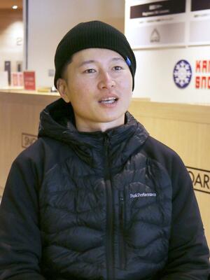 神立フュージョンバンプスクールの特徴を説明する西伸幸さん=湯沢町の神立スノーリゾート