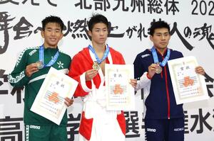全国高校総体 競泳男子400メートル個人メドレーで準優勝の根岸歩夢(左から1人目・長岡大手)が表彰式で笑顔=8月20日、佐賀市のSAGAアクア