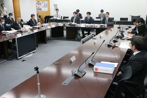 緊急時対応の案を示した内閣府の原子力防災協議会の作業部会=3月7日、県庁