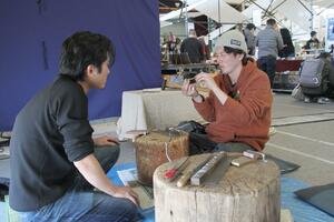 三条ものづくり学校のワークショップで、きせる作りを体験する参加者(右)=20日、三条市桜木町