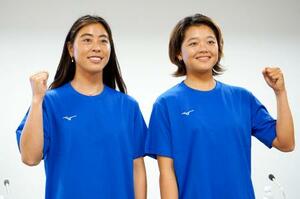 記者会見後に撮影に応じるサーフィン女子の都筑有夢路(左)と池田美来=11日、東京都内