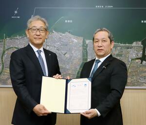 新潟港・直江津港と阪神港の利用促進に向け結ばれた「ブルーアライアンス港提携の覚書」の締結式=26日、県庁