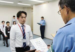 県警と連携して交通安全を呼びかける新潟大学交通安全サポーターの任命式=新潟市中央区新光町