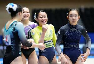 　女子個人総合予選の最終順位を確認し笑顔の西山実沙（右から２人目）＝高崎アリーナ