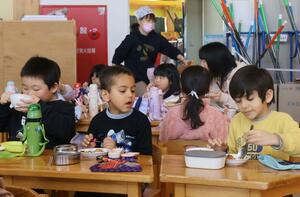 宗教や食物アレルギーに関係なく、みんなで同じ給食を味わったワンテーブルデー＝南魚沼市浦佐