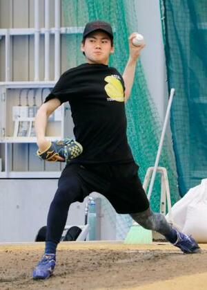 　ブルペンで投球練習する中日・金丸＝高知市