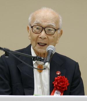 比叡山延暦寺で開かれた「世界平和祈りの集い」で講演する被団協の田中熙巳代表委員=4日午後、大津市